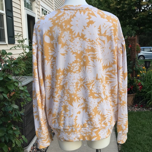 💙Sundry Crew Neck Yellow and White Floral Print Swaetshirt - Picture 11 of 14